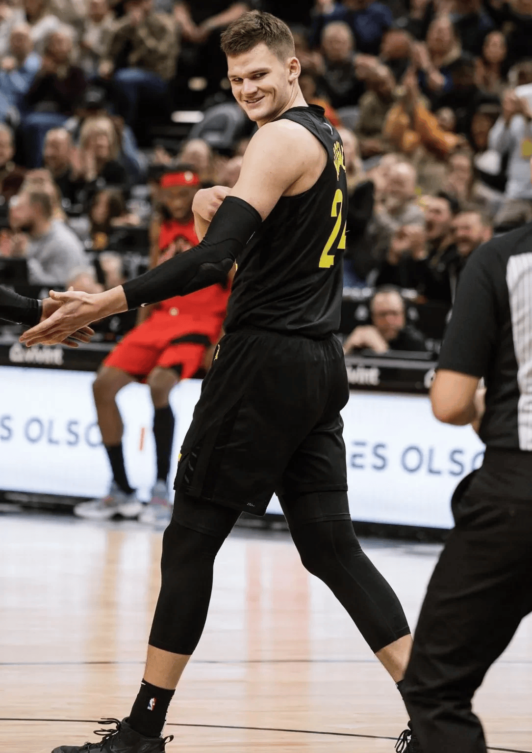 洛杉矶湖人训练开放日；今晨防线松动引欢呼；CBA常规赛在即；训练强度明显提升的简单介绍