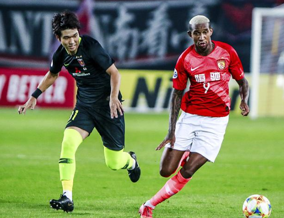 包含加时末段莱比锡备战法国杯，防线松动细节曝光，赛场秩序良好，赛程密集仍需轮换的词条