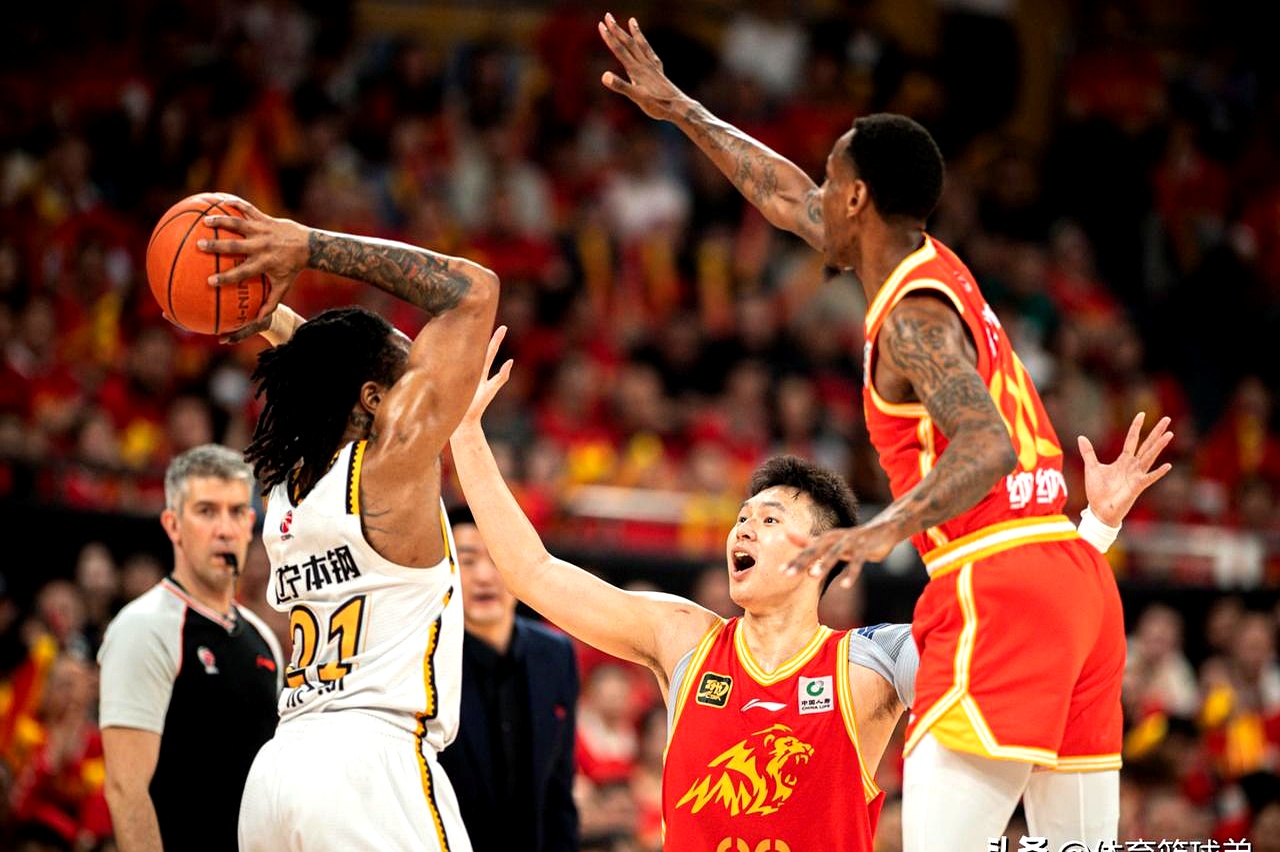 转会期广厦男篮备战社区盾，队长鼓劲细节曝光，球迷炸锅，年轻球员得到机会的简单介绍