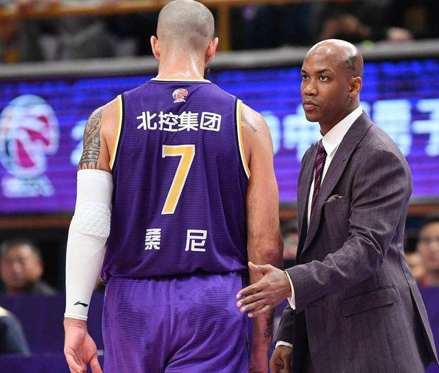 转折点！葡萄牙体育扳平良机；NBA常规赛赛后攻防权衡；压力陡增；资深球员宣示担当的简单介绍