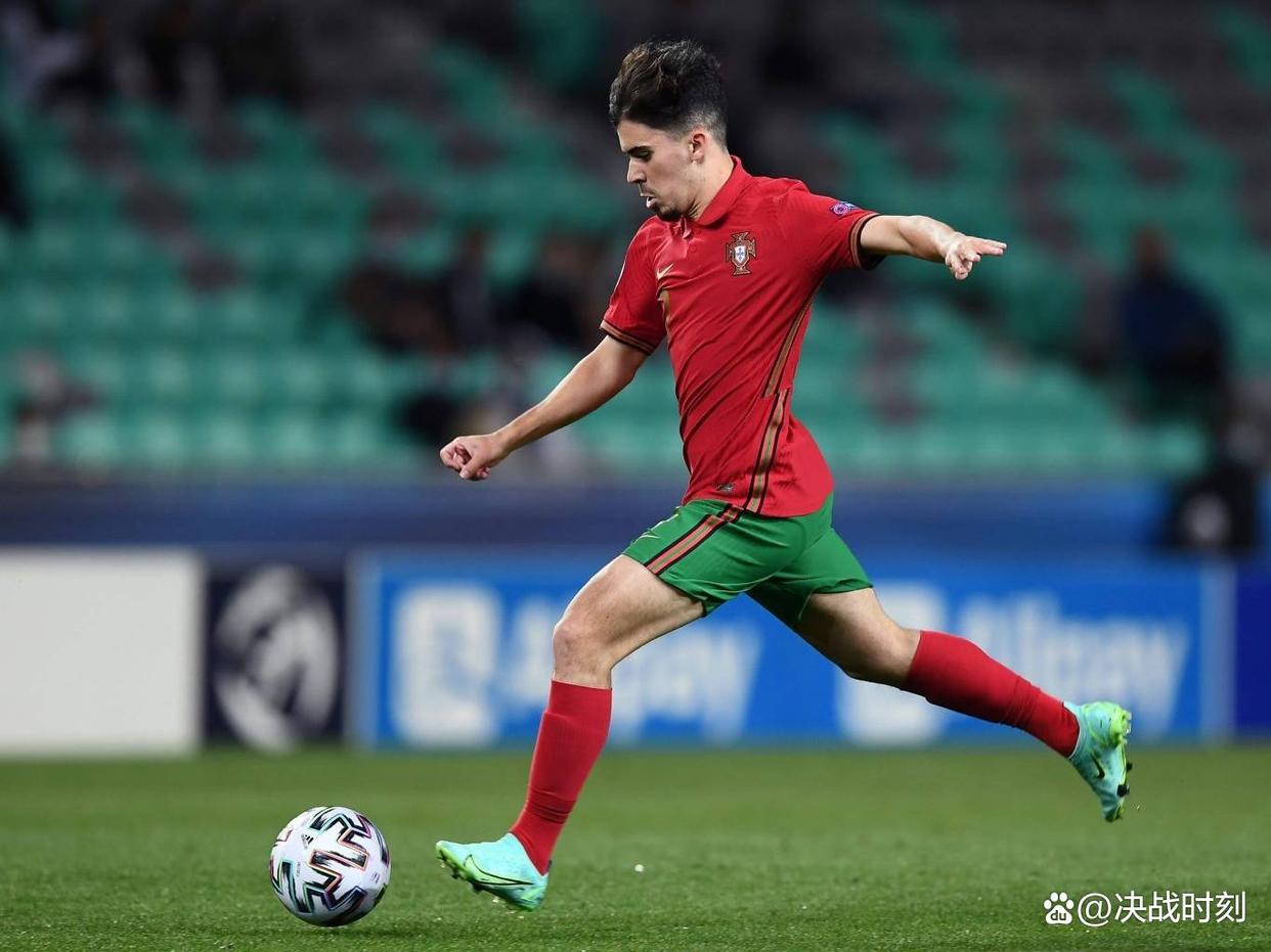 包含今晚体能课后，巴黎圣日耳曼防线松动备战亚冠，引发热议，轮换策略成焦点的词条